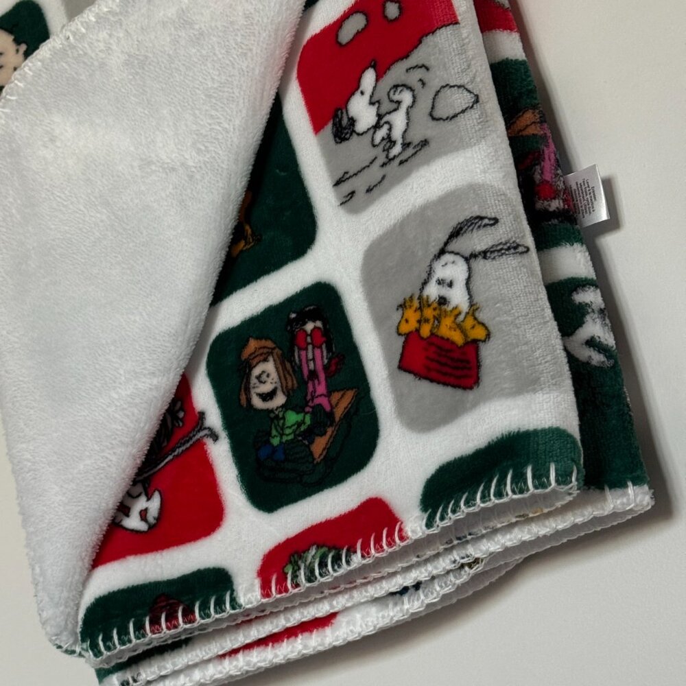 Peanuts Winter Reversible decorative Throw | Snoopy and the gang Christmas Throw